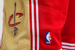 NBA裤子潮流解析：赛场风格与日常穿搭的跨界碰撞指南