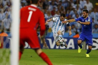 阿根廷2-1波黑_梅西破8年球荒与闪电乌龙奠胜局
